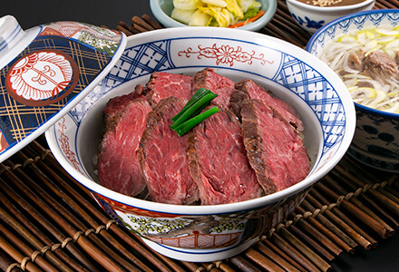 炭火焼き牛ハラミ塩焼き丼