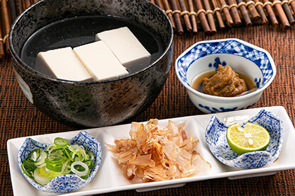 牛たん入り青唐辛子味噌で食べるテールスープ湯豆腐