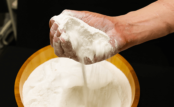 細かく挽くことでまろやかな味になる粉挽き塩を使用