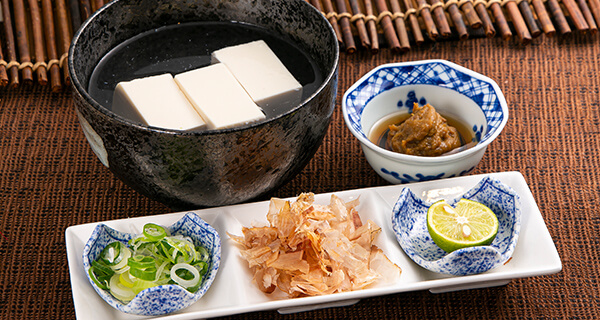 牛たん入り青唐辛子味噌で食べるテールスープ湯豆腐